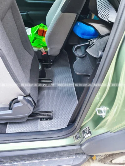 Hình ảnh lắp đặt Thảm cao su trải sàn loại 1 cho VF3