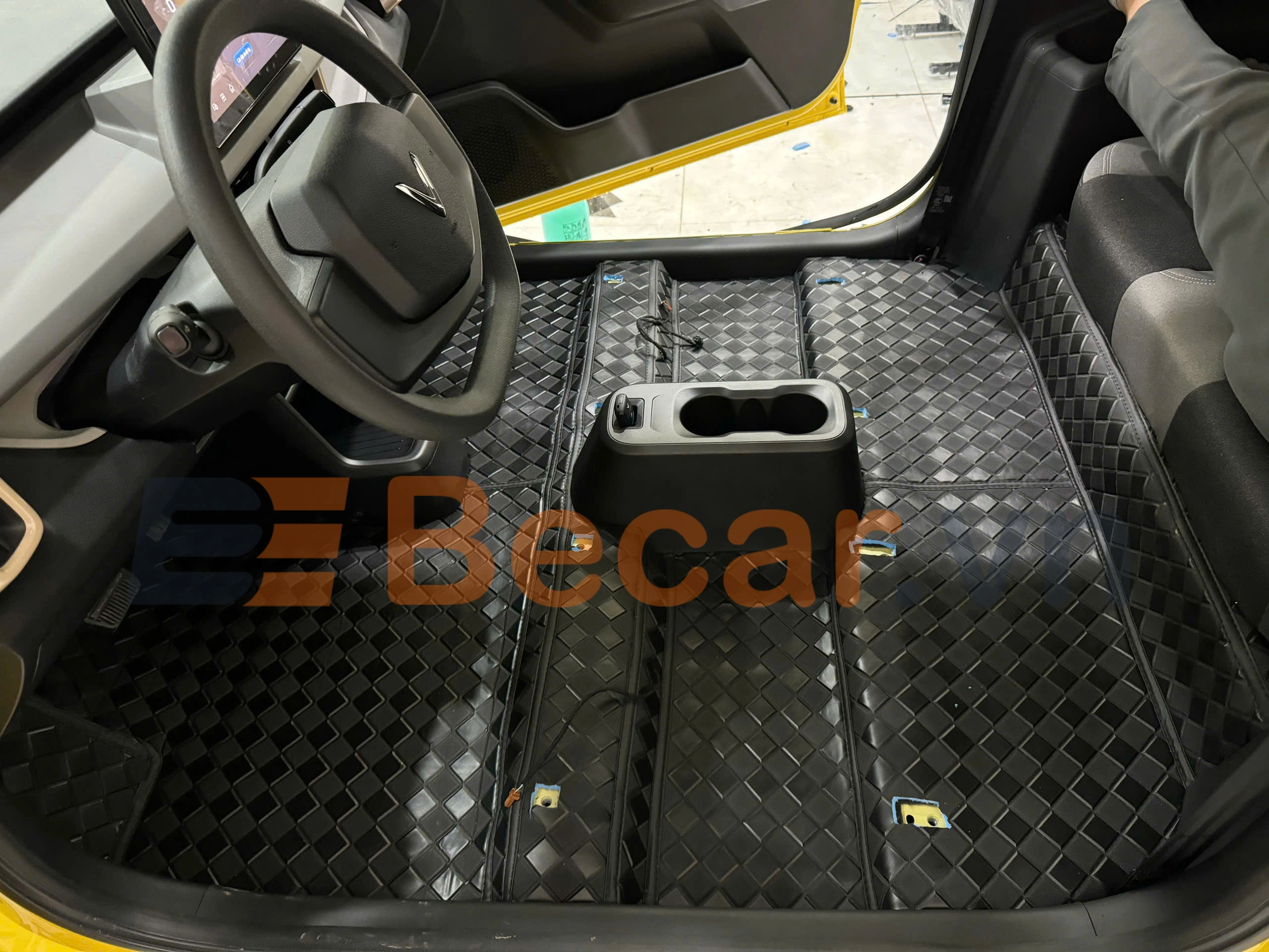 Becar lắp đặt thảm trải sàn 6d/360 trên các dòng xe VF3